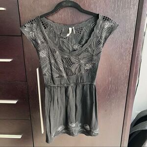 4/$20 bizz floral applique lace sleeveless blouse